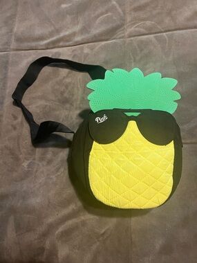 VS Pink Pineapple insulated lunch bag